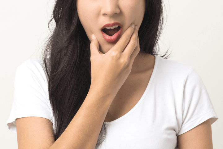 입 안이 아파서 먹지도 못하겠네!